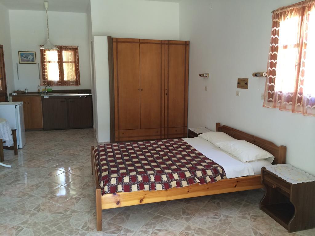 Mihalis Studios Lakki  Habitación foto